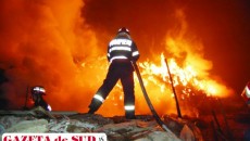 Pentru că exista pericolul ca flăcările să se extindă şi la imobilele vecine au fost solicitaţi şi pompierii de la ISU Drobeta