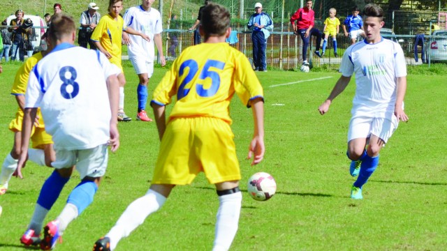 Alex Popescu (la minge) şi colegii săi au obţinut o victorie clară