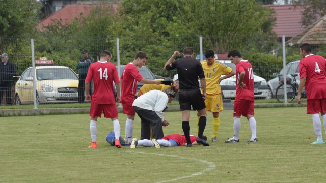 Unul dintre jucătorii oaspeţi i-a returnat şapca doctorului Săvoaie