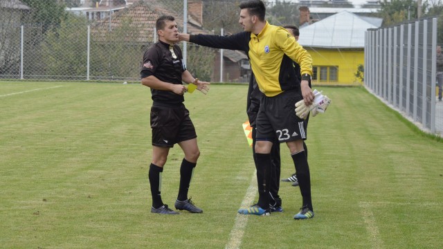 Arbitrul Ionişor Fugaru l-a eliminat pe portarul Marica pentru proteste şi injurii la adresa unuia dintre asistenţi