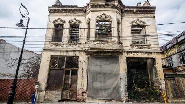 O "doamnă" bătrână pe strada Olteţ