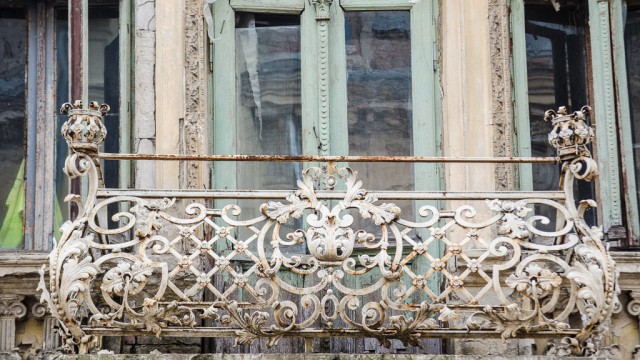 Un balcon care merită renovat - strada Romain Rolland