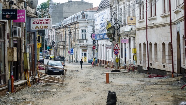 Strada Fraţii Buzeşti încă nu a fost pavată