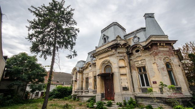 O casă boierească degradată îşi aşteaptă cumpărătorul care să o salveze - strada Eugeniu Carada