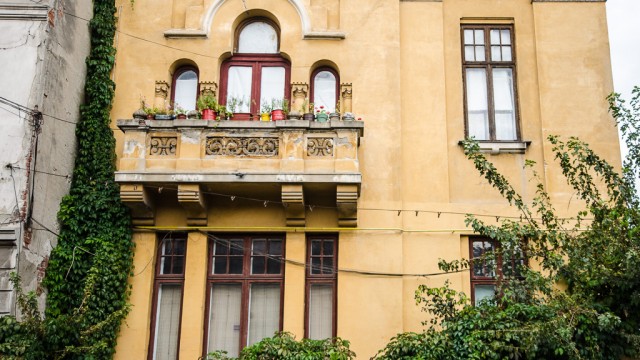 Un balcon plin de culoare, pe strada Eugeniu Carada