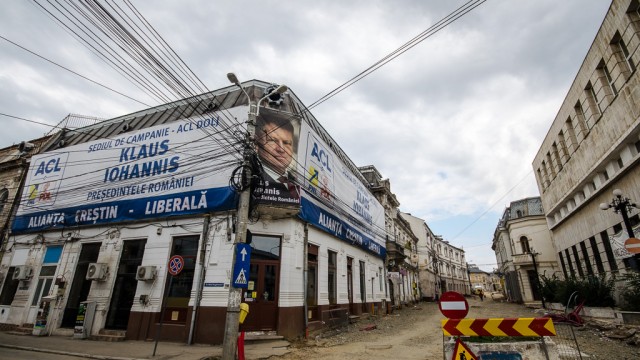 Ţărână, politică şi cabluri la intersecţia dintre străzile Fraţii Buzeşti şi Mihail Kogălniceanu