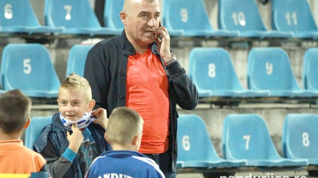 Petre Grigoraş a dat indicaţii pandurilor din spatele băncii de rezerve