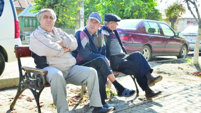 Unele persoane preferă să trăiască din banii de la stat. Domnul din stânga primeşte 670 de lei ca însoţitor pentru o persoană cu handicap