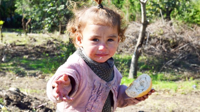 Fetița din imagine abia a învățat să meargă. Mama ei nu mai știa când a născut-o
