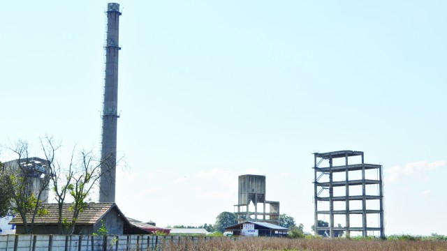 Industria din Segarcea a rămas o ruină. În imagine se vede fosta fabrică de furfurol