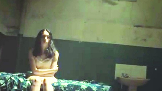 Spotul publicitar de 30 de secunde, care a fost postat şi pe canalul YouTube al Ministerului britanic de Interne, prezintă scene de sclavie domestică, muncă forţată şi prostituţie, după care o voce spune „Sclavia este mai aproape decât crezi. Ajută la eliberarea Regatului Unit de sclavia modernă“.