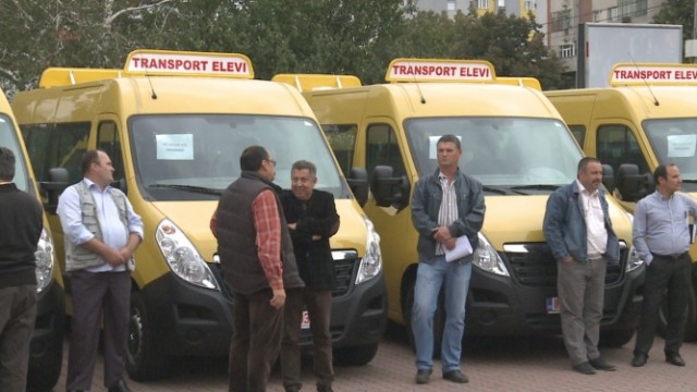 Primarii a 12 comune din judeţul Olt au intrat astăzi în posesia microbuzelor pentru transportul elevilor