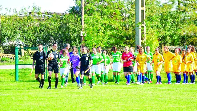 Fotbalistele de la Oltenia (în galben) au fost învinse cu 30-0 de Victoria Craiova, în Cupă