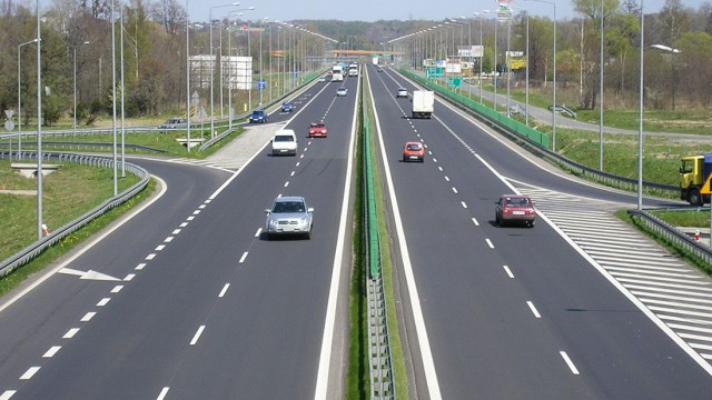 Masterplanul de Transport cuprinde o autostradă, Craiova - Piteşti, şi două drumuri expres, Craiova - Alexandria - Bucureşti şi Lugoj - Craiova. Acestea vor fi finanţate din fonduri europene în perioada 2014 - 2030. Autorităţile române au pus accentul pe drumuri expres şi nu pe autostrăzi, pe motiv că ar costa mai puţin şi nu diferă cu mult de autostrăzi. De exemplu, aşa arată drumul expres S1, în Polonia, în apropiere de Bielsko Biala