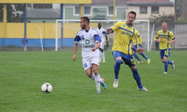 Vâlcenii (în alb) s-au mulţumit cu o remiză la Satu Mare