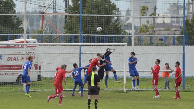 Jucătorii de la ACSVM Craiova (în albastru) luptă pentru un rezultat pozitiv la Lugoj 