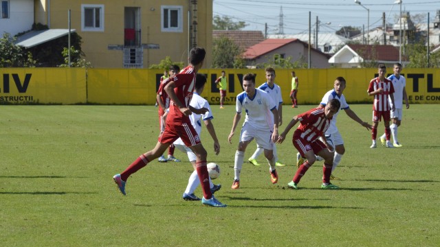 Juniorii de la CS Universitatea Craiova (în alb) au câștigat derbiurile cu CSM Vâlcea de pe stadionul „Oltchim”