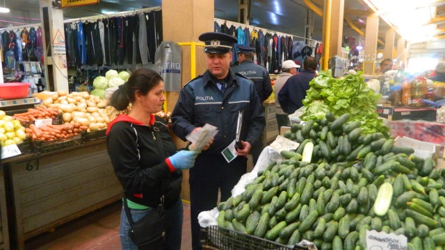 Poliţiştii au informat cetăţenii aflaţi în zonele comerciale despre faptele cu violenţă