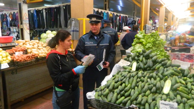 Poliţiştii au informat cetăţenii aflaţi în zonele comerciale despre faptele cu violenţă 