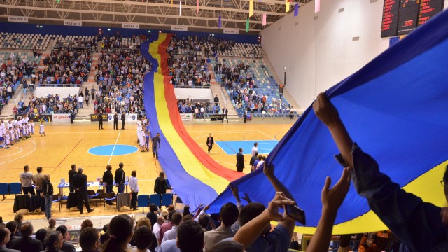 Spectatorii au desfăşurat un imens steag tricolor