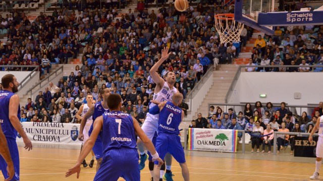 Zoran Krstanovic (în alb) a înscris 10 puncte în partida cu Asesoft Ploieşti