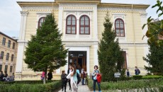 Clădirea de pe strada Mihai Viteazul nr. 2, unde învață circa 700 de elevi, a ajuns motiv de dispută între Mitropolie, Colegiul Național „Elena Cuza“ și Primăria Craiova
