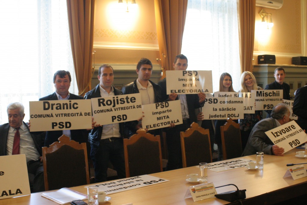 Reprezentanții comunelor și ai partidelor care nu au primit nici un leu au venit în ședință cu pancarte