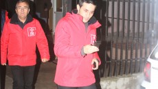 Președintele PSD Dolj, deputatul Claudiu Manda(prim-plan) și colegul său, deputatul Ion Călin, au fost reclamați de primarul din Apele Vii că au încălcat Legea Educației prin organizarea unei întâlniri de partid la școala din localitate. În fotografie, cei doi sunt surprinși ieșind din sediul școlii.