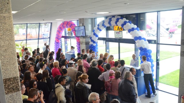 Craiovenii au luat cu asalt primul zbor către Milano de pe Aeroportul din Bănie din mai 2013