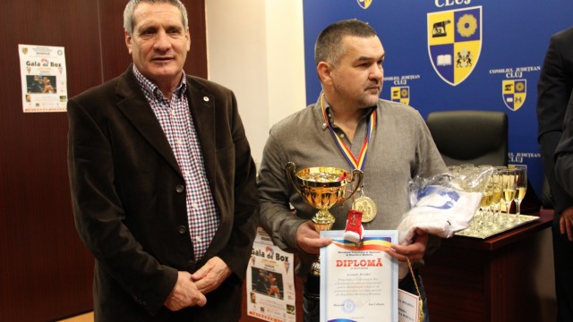 Președintele FR Box, Leonard Doroftei (dreapta), are grijă de fostul său antrenor, Titi Tudor