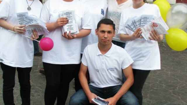 Membrii Asociaţiei ”Sfânta Ana” au împărţit pliante în municipiul Târgu Jiu