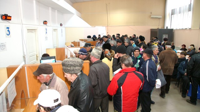 Doljul este cel mai mare județ din Oltenia și cu cel mai mare număr de pensionari. De aceea, se formează și cozi uriașe la ghișeele instituției abilitate să lucreze cu pensionarii