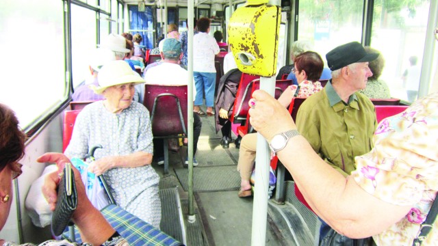 În curând, craiovenii vor spune la revedere condițiilor neplăcute din câteva autobuze.  Până la sfârșitul lunii, în Craiova vor fi livrate primele 17 autobuze Solaris, ce fac parte  dintr-un acord cadru pe patru ani.