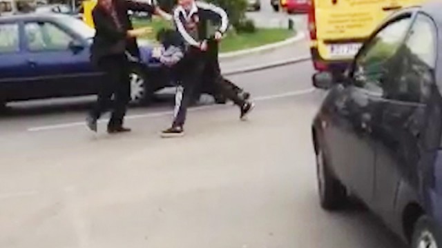 Cei patru bărbați s-au luat la bătaie într-un sens giratoriu din Craiova