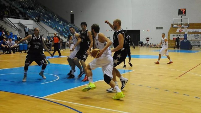 Bozovic (în alb) şi colegii săi au câştigat partida  cu U Cluj după un final de infarct