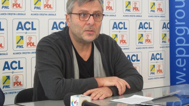 Consilierul local PDL Dan Cherciu a spus că pierderea SC Termo Craiova SRL a crescut exploziv: de la 7.173.899 în 2012, la 25.974.241 de lei în 2013.