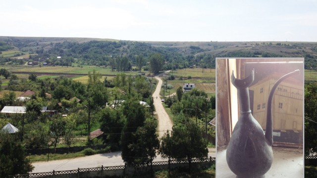 Carafă (foto medalion) ce a aparţinut turcilor care au dat foc Trestenicului din cenuşa căruia s-a născut Cernăteştiul de azi
