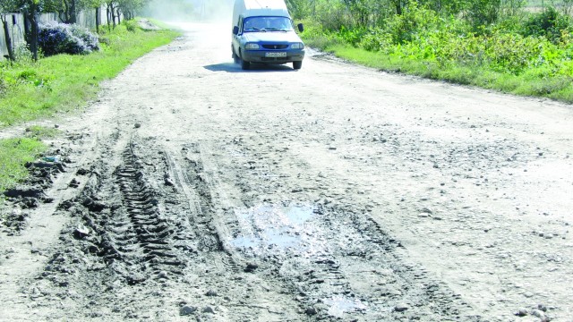 DJ 643 A este plin de gropi, localnicii îl numesc drumul „iadului“