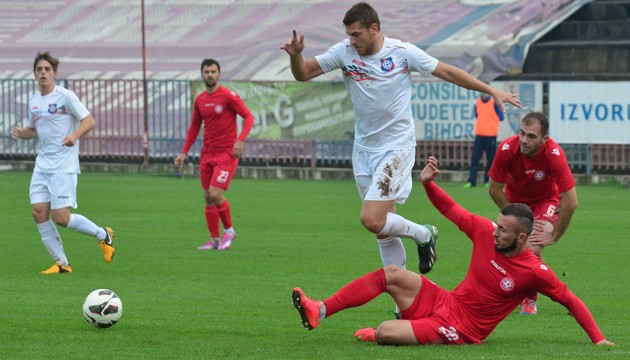 Slătinenii (în roşu) s-au întors cu un punct de la Oradea (foto: liga2.ro)