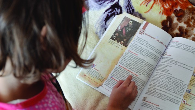 Părăsiţi de părinţi, crescuţi de asistenţi maternali, iar acum de instructori educaţionali