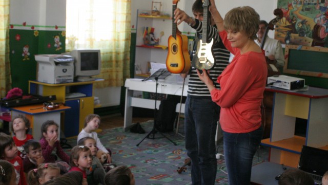 Micuții de la Grădinița „Petrache Poenaru“ au descoperit instrumentele muzicale în cadrul Caravanei