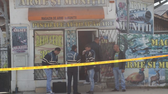 Polițiștii de la Secția 1 s-au dus la magazinul de arme pentru a strânge probe