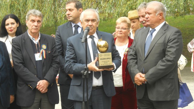 Primarul din Târgu Jiu, Florin Cârciumaru, prezintă premiul primit împreună cu preşedintele  CJ Gorj, Ion Călinoiu (dreapta)