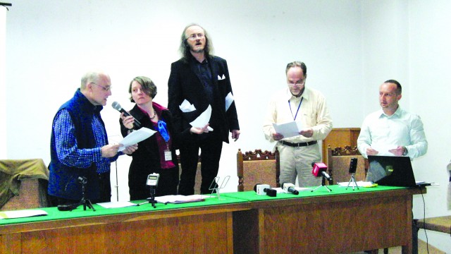 Peter Waugh, Katarzyna Bazarnik, Zenon Fajfer, Peter Sragher și Felix Nicolau, într-o demonstrație de Sound & Slam Poetry în fața elevilor de la Colegiul Național „Carol I“