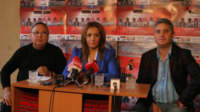Nicu Crețu, dirijorul orchestrei, Oana Bică, managerul Ansamblului „Maria Tănase“, Ionel Garoafă, coregraful ansamblului de dansatori