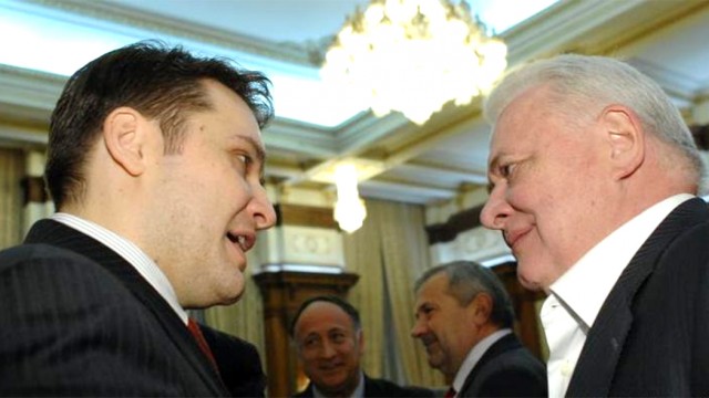 Potrivit procurorilor, pe 17 octombrie, Viorel Hrebenciuc, lider al grupului parlamentar al PSD din Camera Deputaţilor, şi vicepreşedinte al Camerei Deputaţilor, i-ar fi cerut senatorului Dan Şova să iniţieze o propunere legislativă privind amnistia şi graţierea unor pedepse
