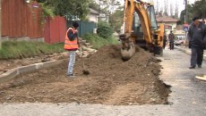 Asfaltul de pe strada Toamnei este înlăturat ca să se taseze pământul