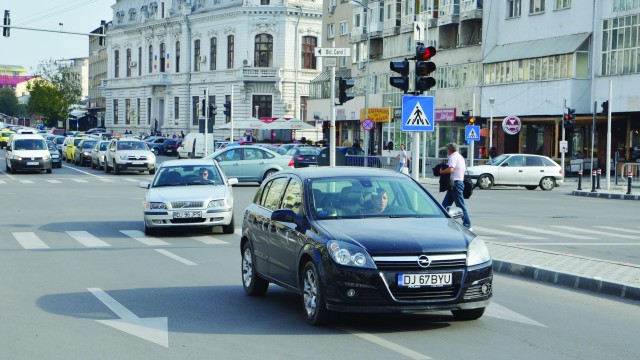 Doljenii aleg să cumpere mașini mai vechi ca să nu scoată bani mulți din buzunar pentru timbrul de mediu