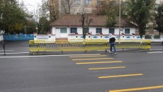 Unele treceri de pietoni de pe strada Caracal nu se împacă tocmai bine cu scuarurile. Din fericire, marcajele sunt provizorii.