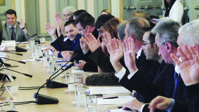 PSD a votat cu zâmbetul pe buze cele două puncte de pe ordinea de zi, deși nimeni nu prea a înțeles cine are dreptate